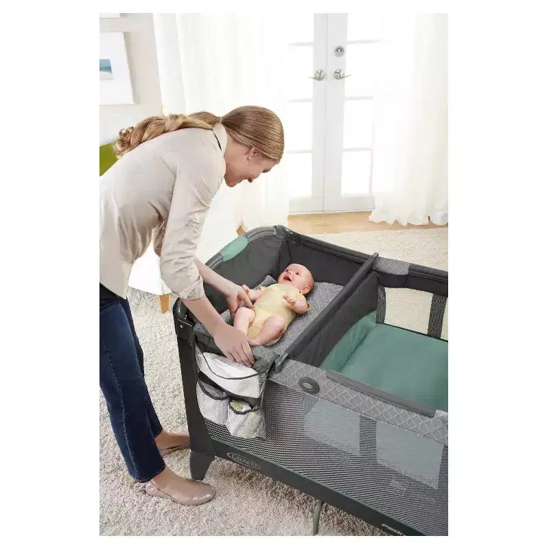 Lettino da viaggio Pack 'n Play Change 'n Carry - Manor: Ruote con blocco, Fasciatoio, Giostrina, Borsa per il trasporto