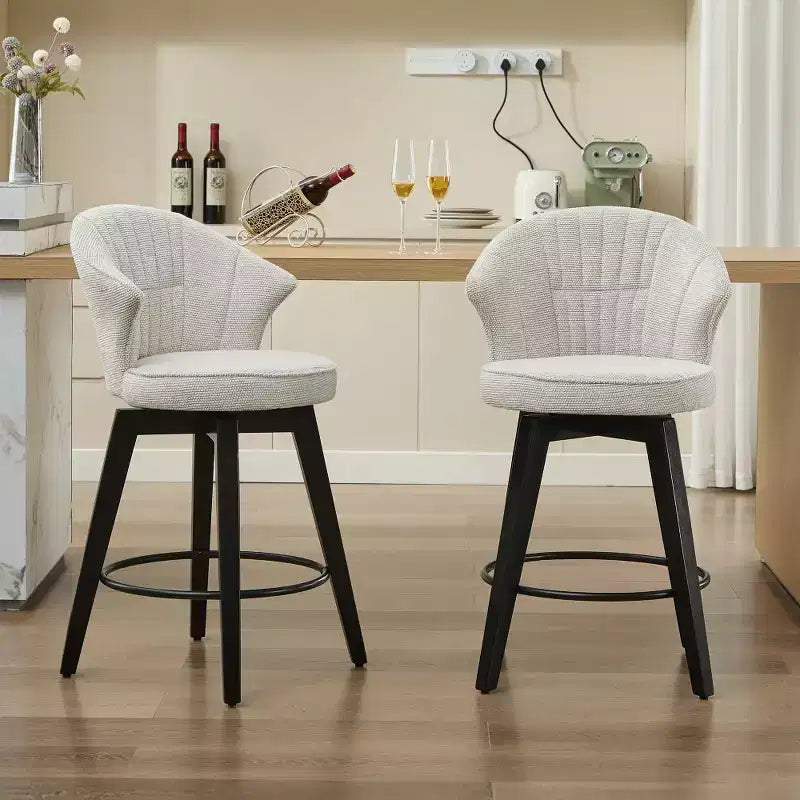 Sgabelli da bar girevoli Wingback 25 con rivestimento in ciniglia, gambe in legno e altezza regolabile