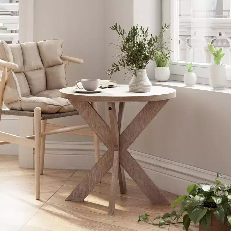 Tavolino finale rotondo rustico in legno con gambe incrociate, finitura grigio vintage
