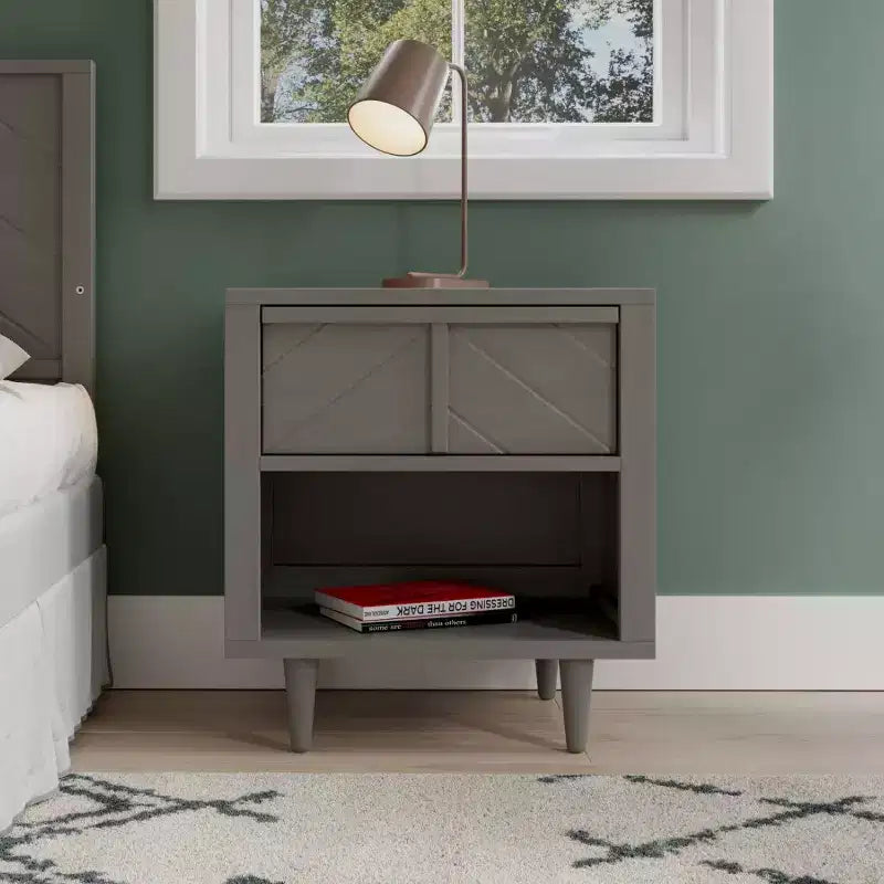 Comodino a 1 cassetto Surrey Hill per cameretta o camera da letto, ampio cassetto contenitore, realizzato in robusto legno di pino, atossico, finitura sicura per i bambini